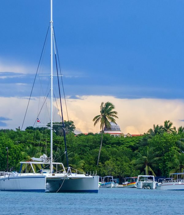 sailing-yachts-in-the-dock-on-island-of-saona-5S9AR6V-resize.jpg